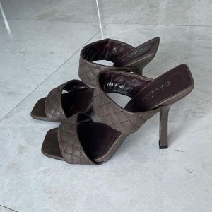 Brown mule heel